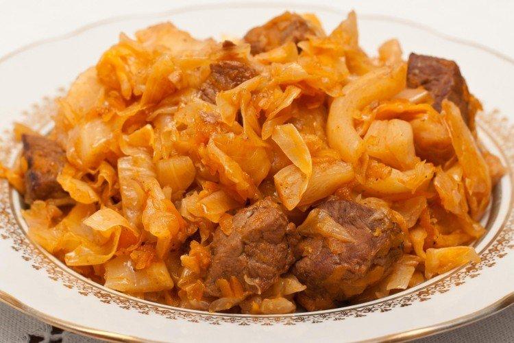 Chou cuit avec pommes de terre et viande