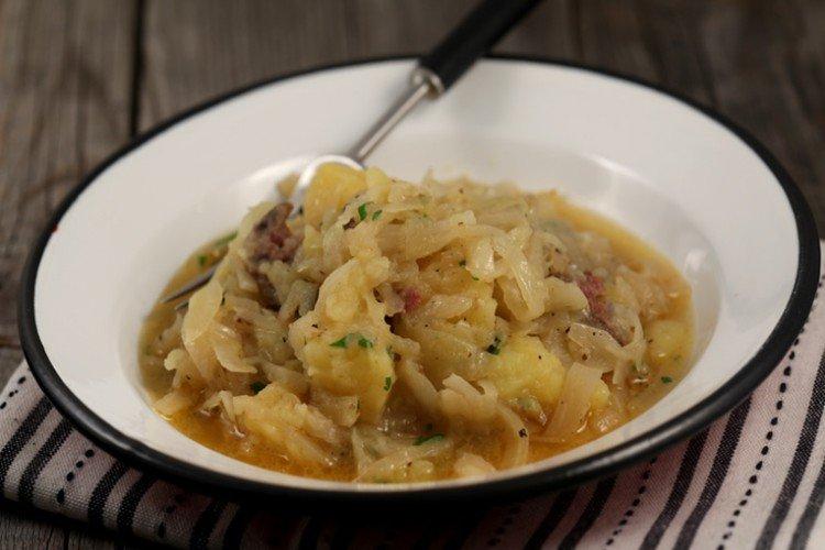 Chou mijoté avec pommes de terre à la crème sure