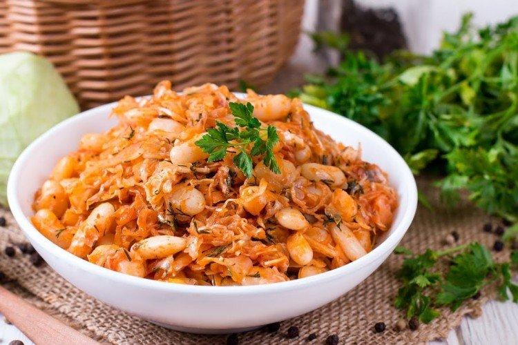 Chou mijoté avec pommes de terre et haricots