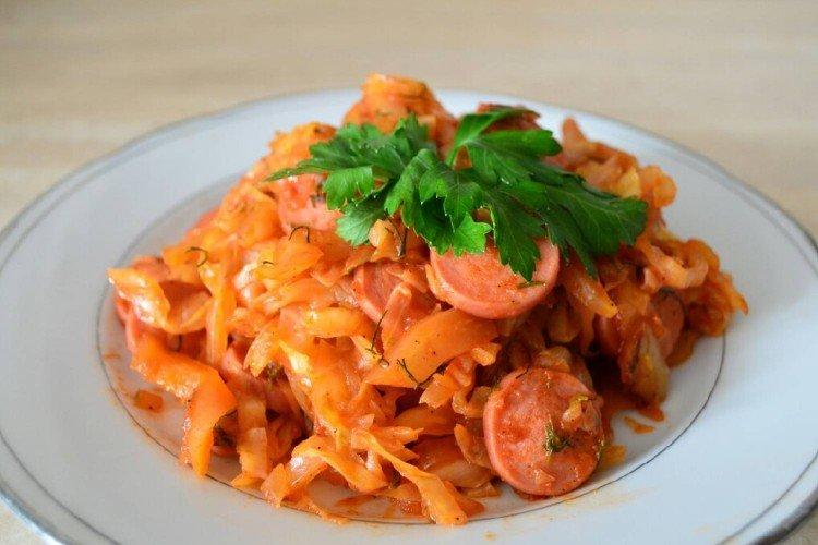 Chou cuit avec des saucisses - une recette classique