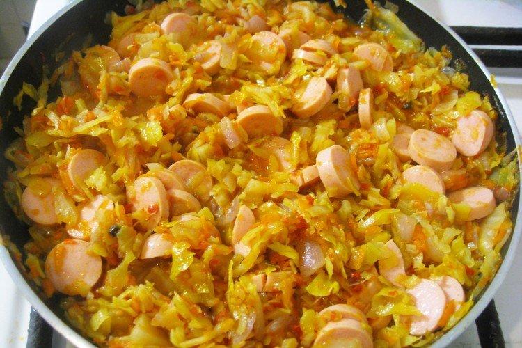 Chou mijoté avec saucisses et oeuf