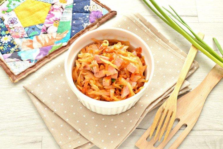 Chou mijoté avec saucisses et céleri