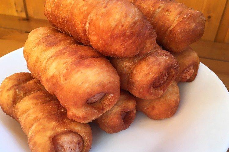 Saucisses frites en pâte fraîche de levure