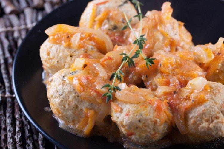 Boulettes de viande avec du riz dans une sauce crémeuse