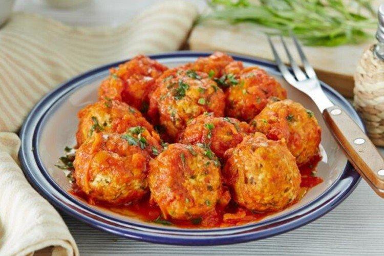 Boulettes de viande avec riz à la sauce tomate