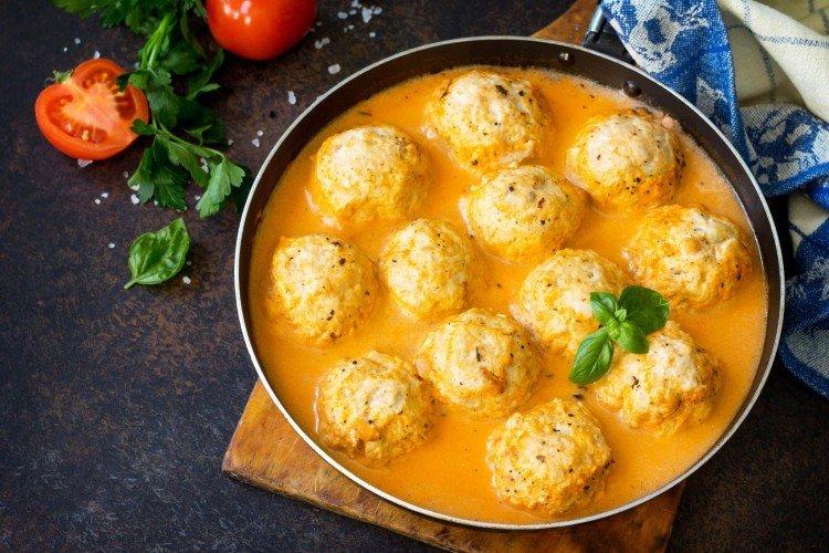 Boulettes de viande avec sauce au fromage