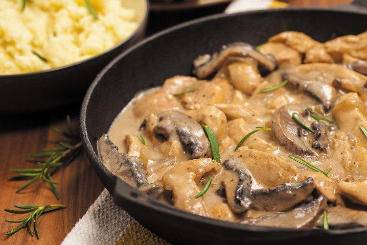 Poulet aux champignons dans une sauce crémeuse - une recette classique