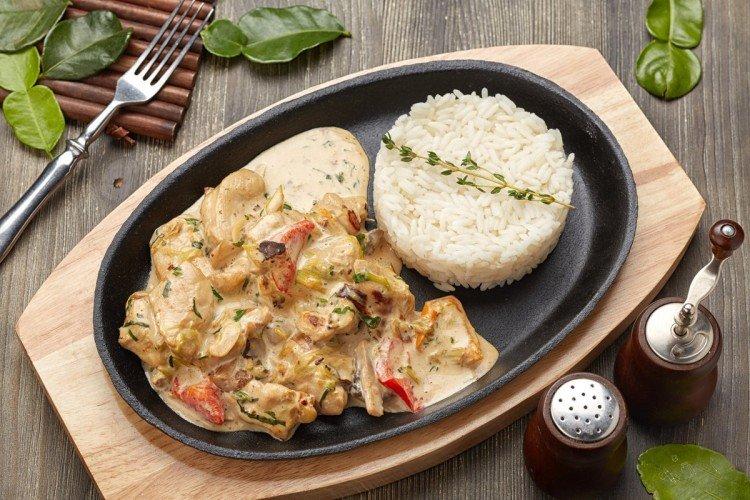 Poulet aux champignons et légumes dans une sauce crémeuse