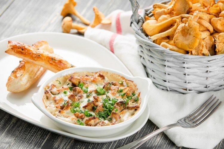 Poulet aux girolles dans une sauce crémeuse