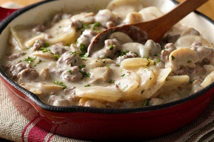 Poulet aux champignons et pommes de terre dans une sauce crémeuse