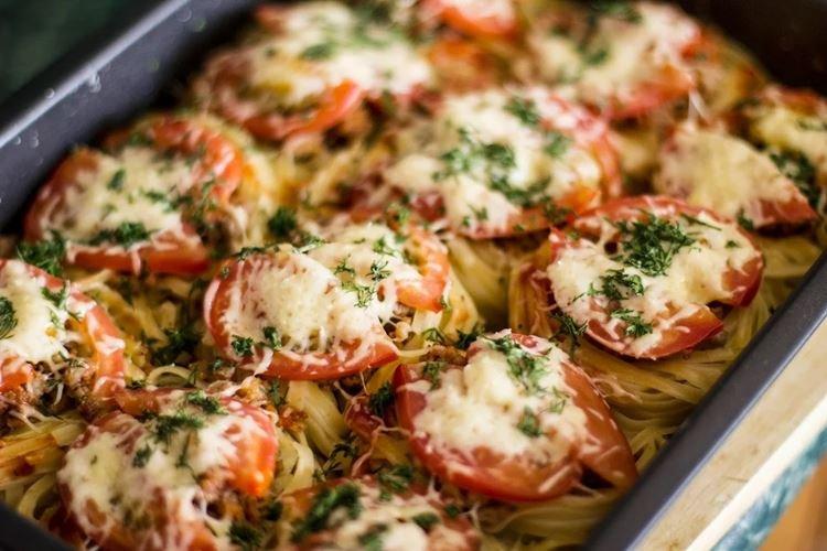 Nids avec viande hachée et tomates