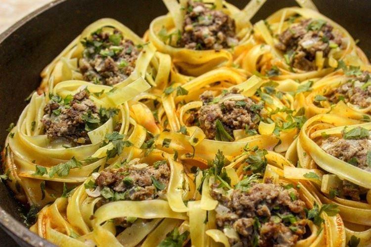 Viande hachée et nids d'épinards