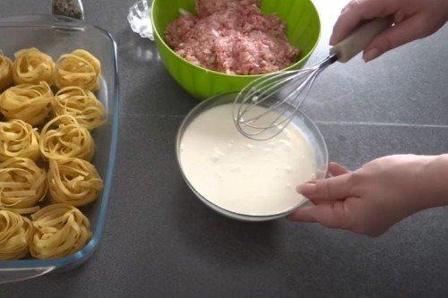 Nids avec viande hachée et oignons au four