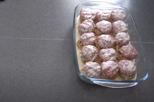 Nids avec viande hachée et oignons au four