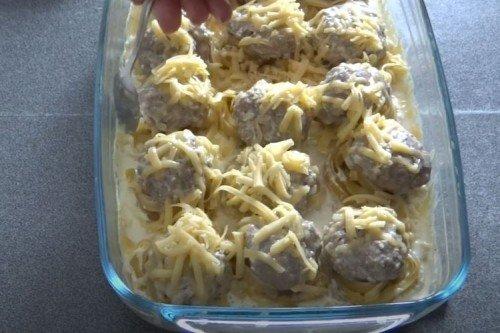 Nids avec viande hachée et oignons au four