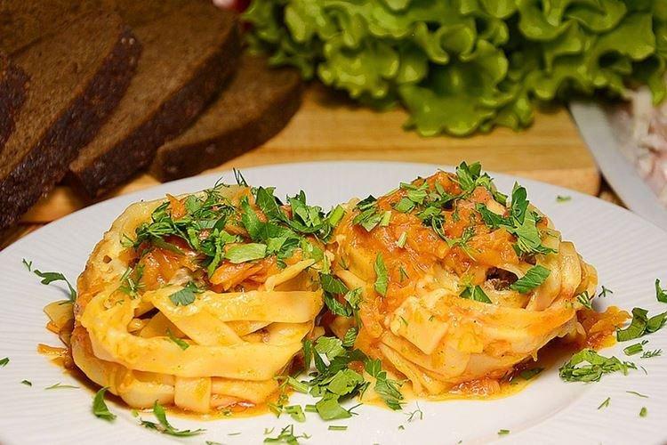 Nids à la viande hachée et sauce tomate