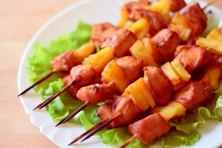 Brochettes de poulet à l'ananas sur des brochettes