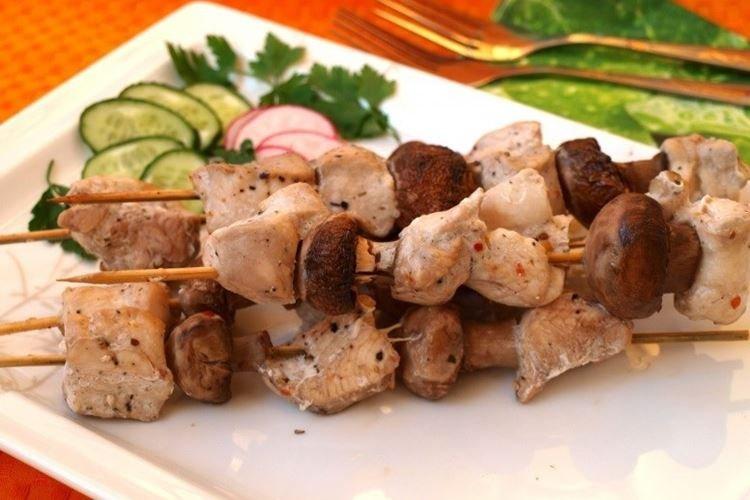Brochette de poulet aux champignons au four