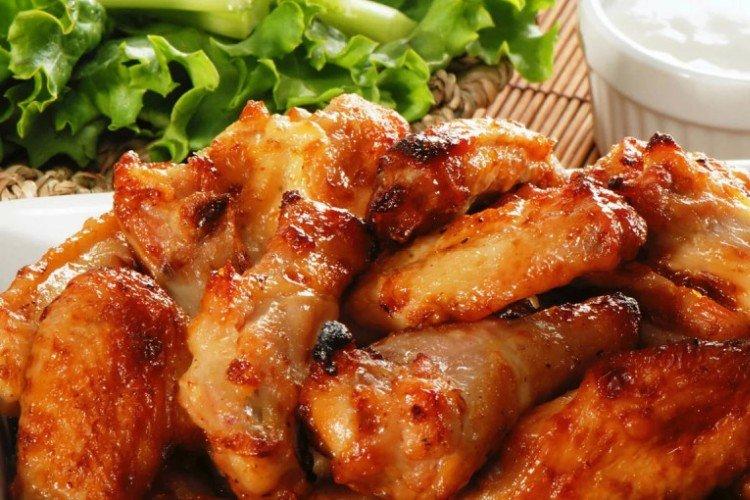 Ailes de poulet dans une marinade crémeuse aux tomates