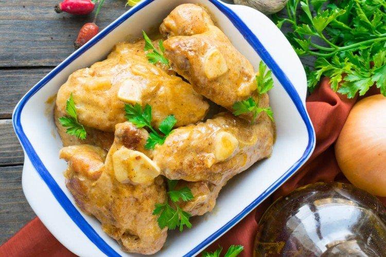 Ailes de poulet à la crème et aux tomates