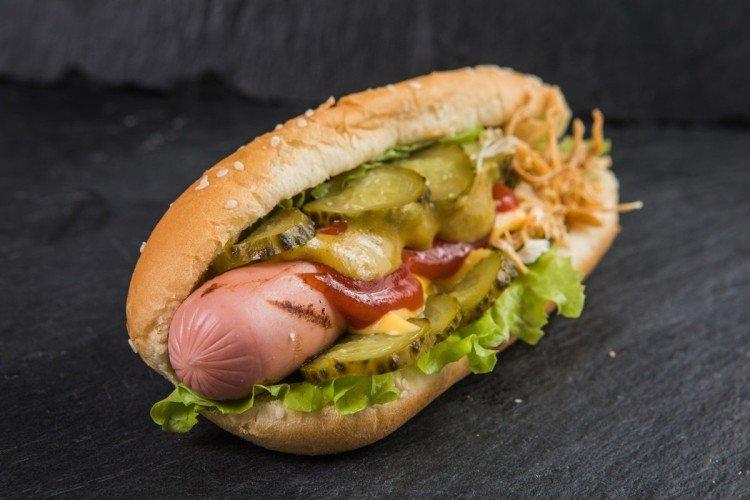 Hot dog au concombre mariné