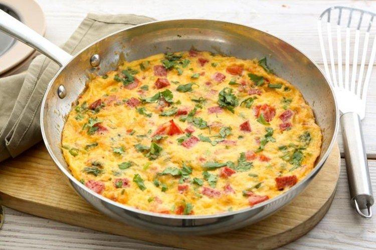 Omelette au concentré de tomate et saucisse