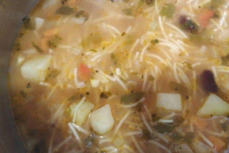 Soupe aux nouilles et haricots