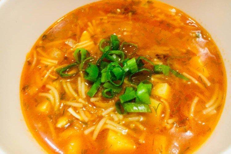 Soupe de nouilles à la tomate