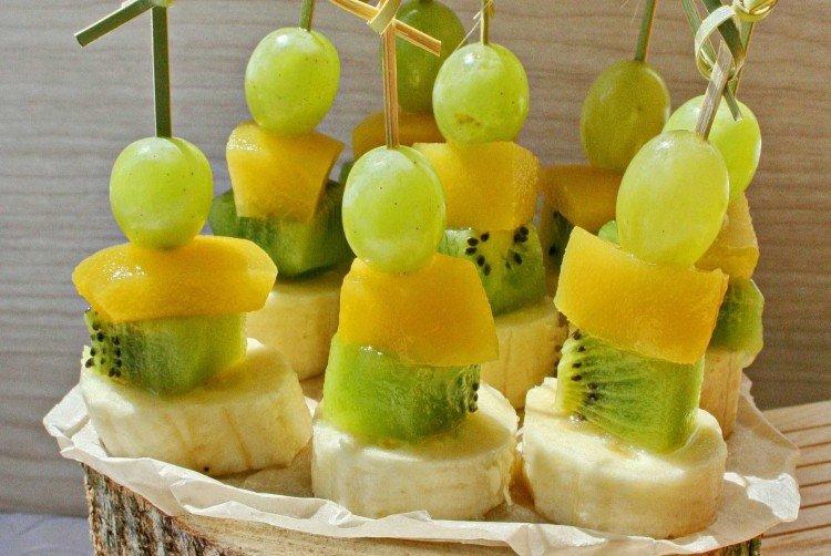 Canapés de fruits sur des brochettes