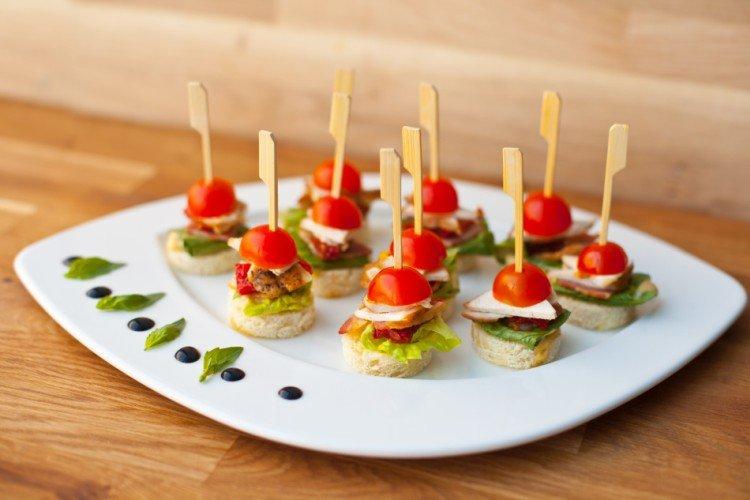 Canapés de poulet en brochettes