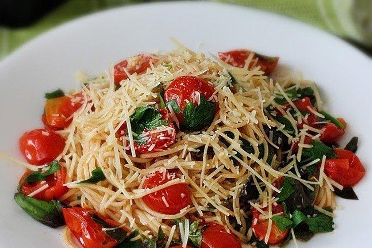 Funchoza aux tomates cerises et basilic