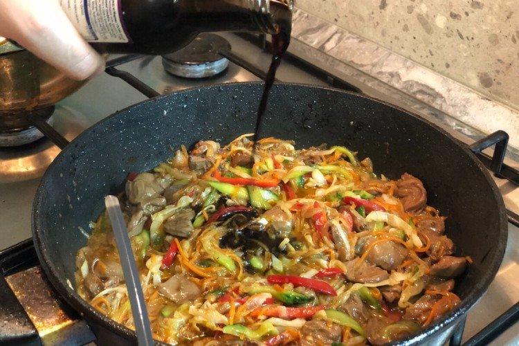 Funchoza aux légumes et coeurs de poulet