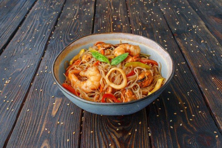 Funchoza aux fruits de mer et légumes