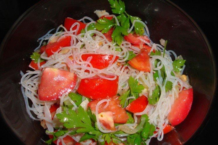 Salade de funchose, tomates et champignons frais