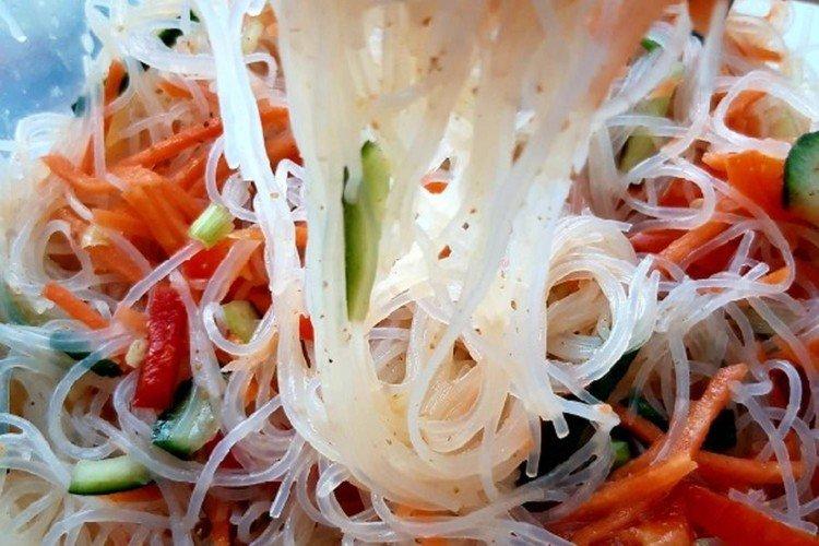 Funchose et salade de poisson rouge