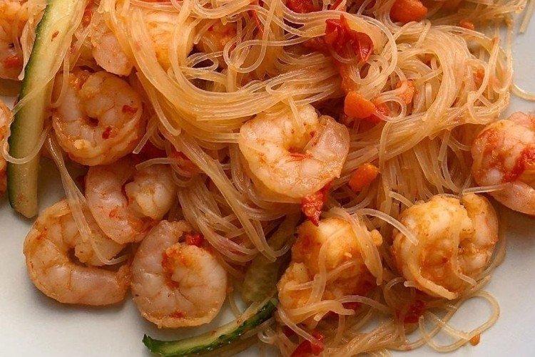 Funchoza aux crevettes à la sauce tomate