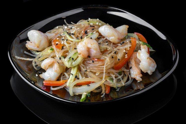 Funchoza aux crevettes à la sauce soja