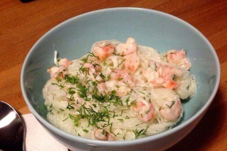 Funchoza aux crevettes dans une sauce crémeuse