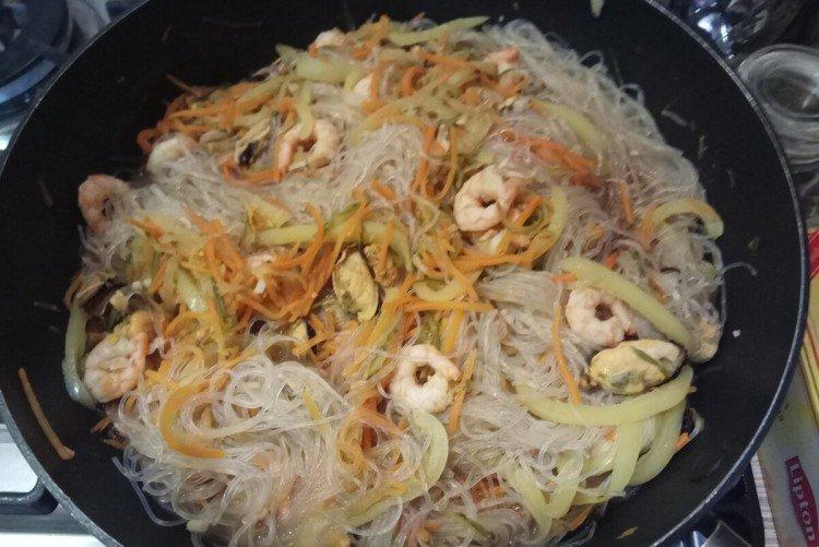 Funchoza aux crevettes et moules