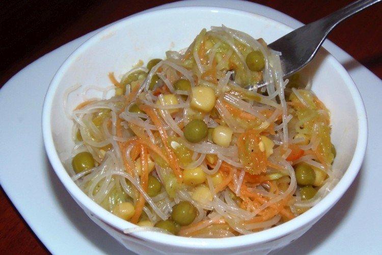 Funchoza avec poulet et oeuf