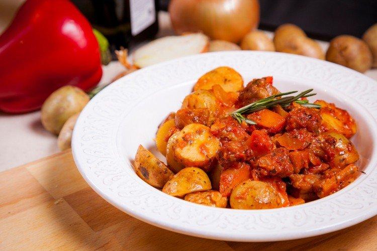 Porc aux pommes de terre à la sauce tomate