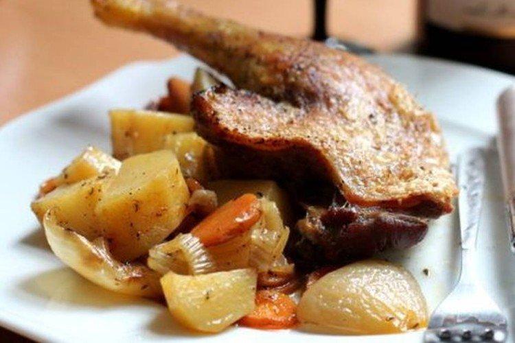 Canard aux pommes de terre et légumes