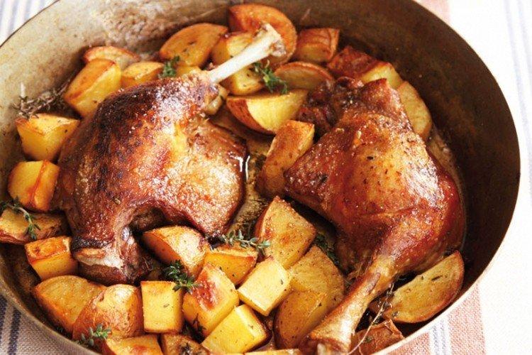 Canard rôti aux pommes de terre à la sauce tomate