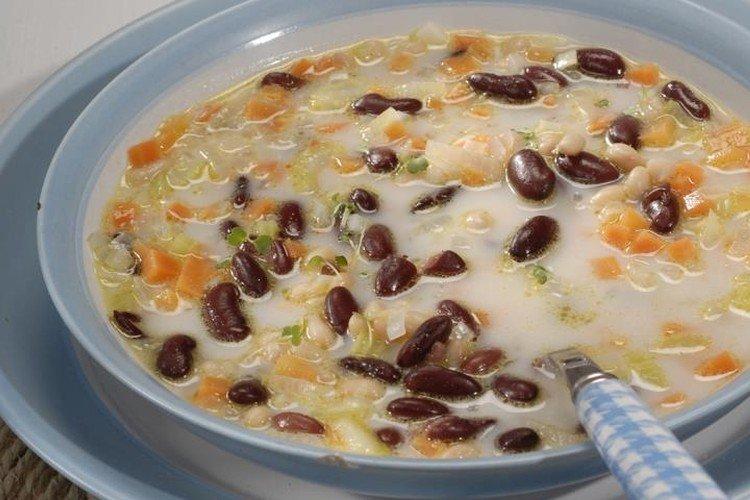 Soupe au fromage avec poulet et haricots