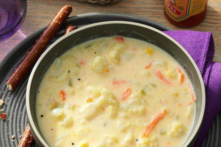 Soupe au fromage avec poulet et chou