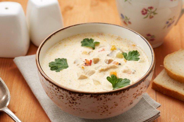 Soupe au fromage avec poulet et légumes