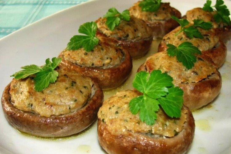 Champignons au four avec de la viande hachée