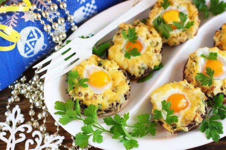 Champignons au four avec oeuf et fromage