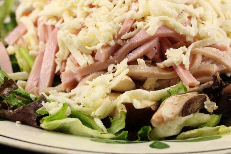 Salade d'aubergines au jambon et fromage