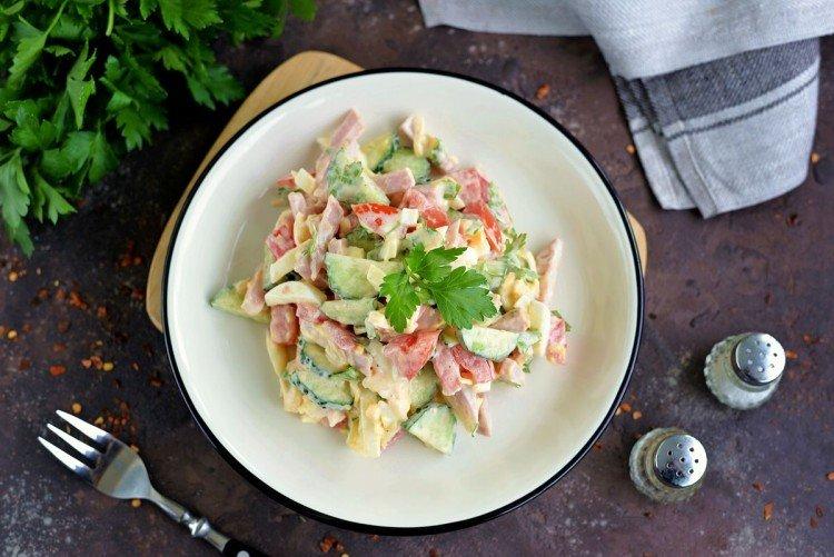 Salade de poulet, jambon et fromage